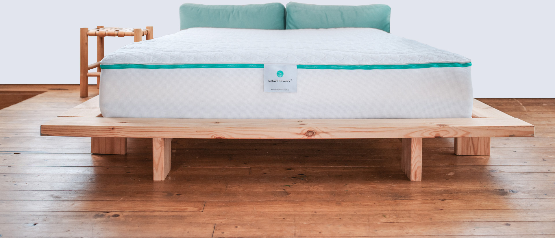 Bett mit Matratze und Kissen auf Lattenrost